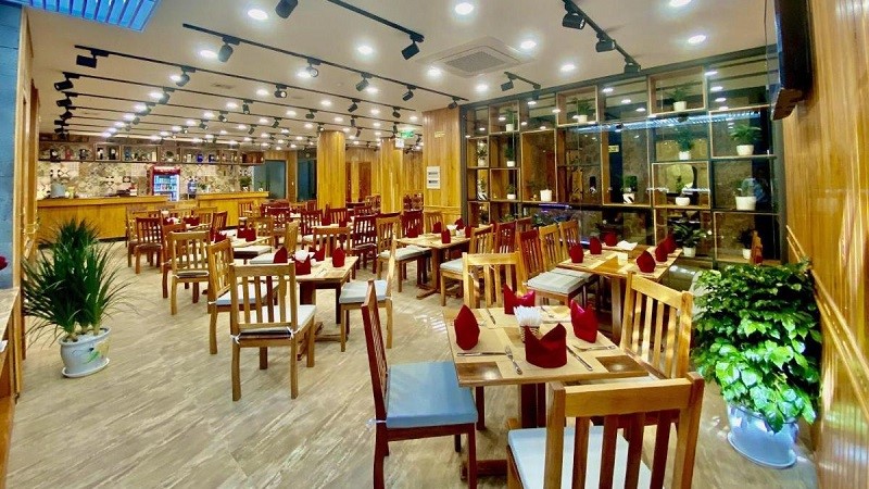 Không gian nhà hàng tại Royal Khanh Hotel 