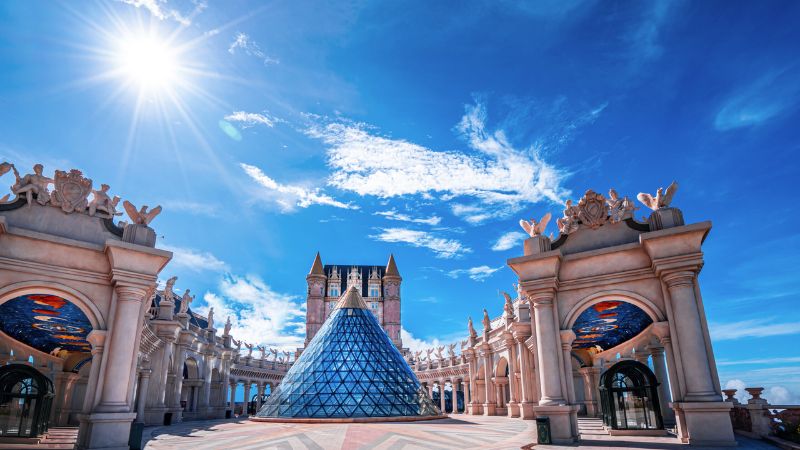 Không gian Quảng trường Nhật Thực với hành lang nhiều bức bích họa kỳ bí