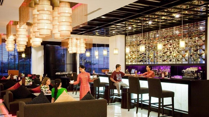 Không gian quầy bar tại khách sạn Novotel Hạ Long 