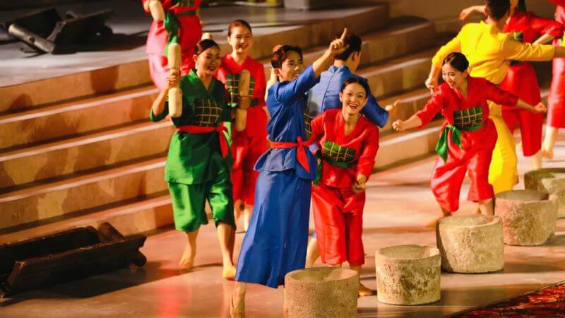 Không khí gói bánh ngày lễ vui vẻ của người dân (Ảnh: Sưu tầm) 