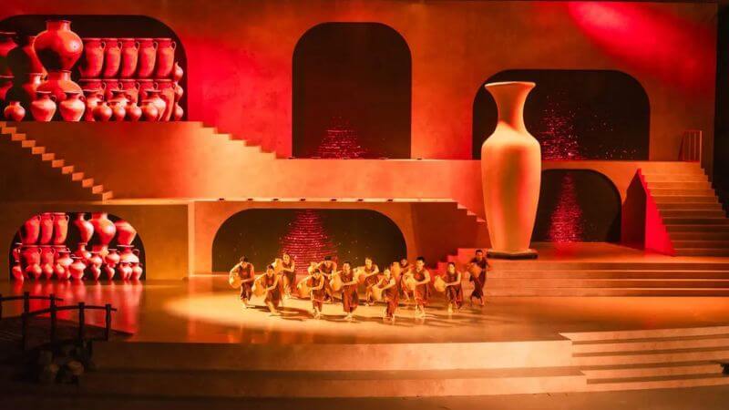 Không khí xưởng gốm trong ánh sáng đỏ bập bùng của lò nung (Ảnh: Sưu tầm)