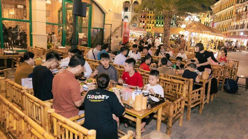 Khu tổ hợp ăn uống sôi động tại Vinpearl Harbour (Ảnh Sưu tầm)