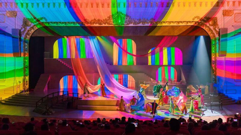 Khung cảnh màu sắc được người dân dệt nên (Ảnh: Sưu tầm) 