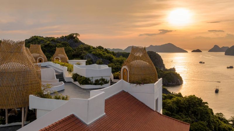 Lưu trú tại các khách sạn trên đảo Cát Bà để tiện di chuyển