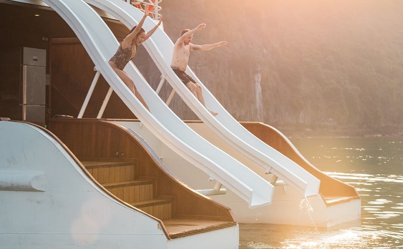 Máng trượt nước trên du thuyền catamaran