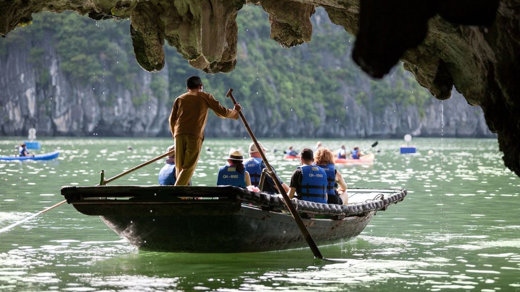 Ngồi thuyền nan đến khám phá hang Thiên Cảnh Sơn