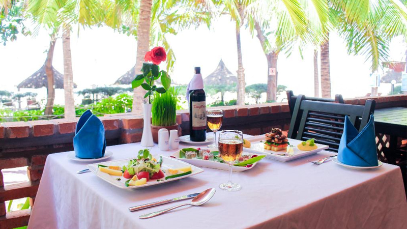 Ăn uống tại nhà hàng của Four Oceans Resort Mũi Né