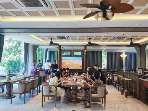 nh&agrave; h&agrave;ng hoa lư