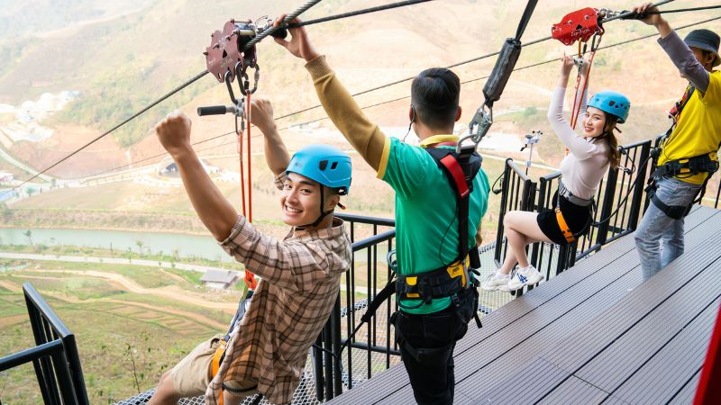 Nhóm bạn vui chơi tại Mộc Châu Island Play All