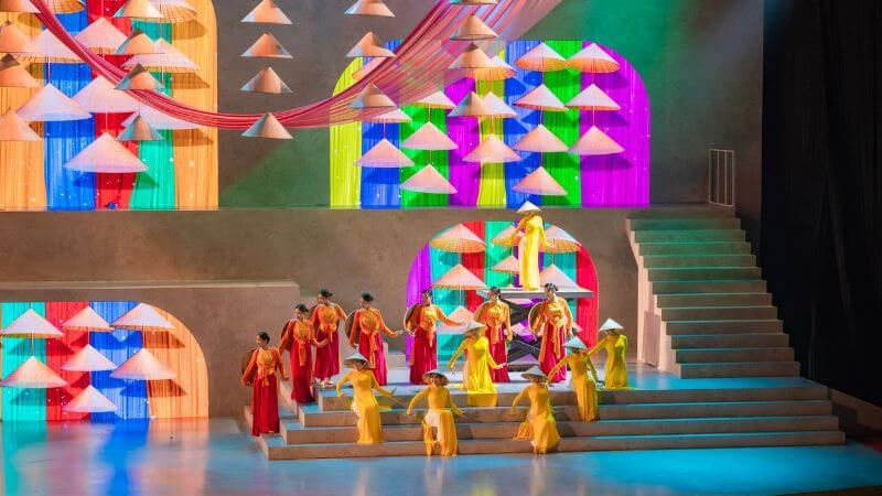 Nón lá duyên dáng kết hợp với tà áo dài Việt (Ảnh: Sưu tầm)