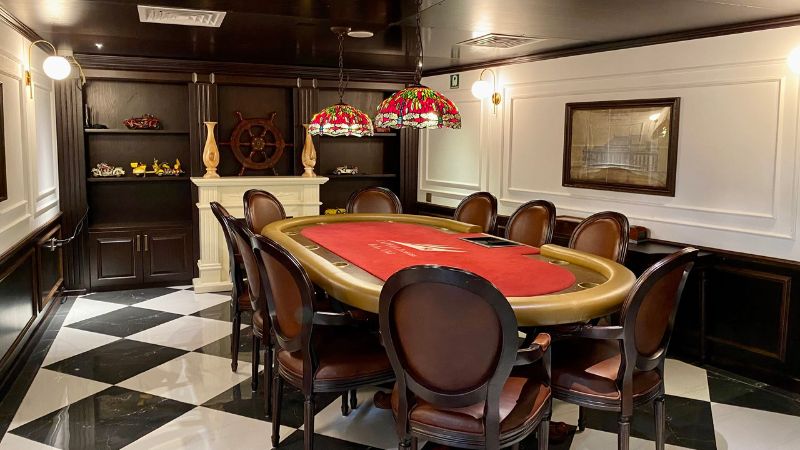 Phòng Poker nằm ở tầng hầm của du thuyền