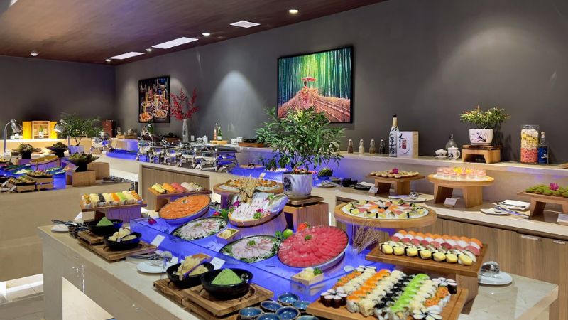 Quầy buffet Á - Âu với nhiều món ăn bắt mắt
