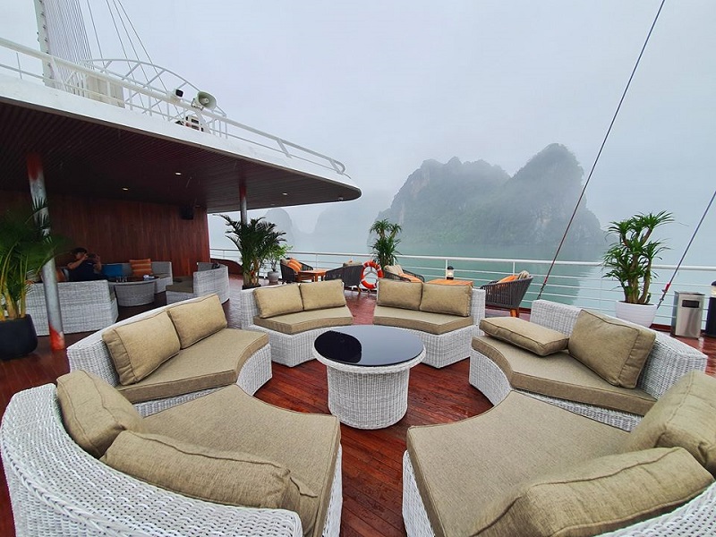 Khu vực sundeck trên du thuyền Catamaran