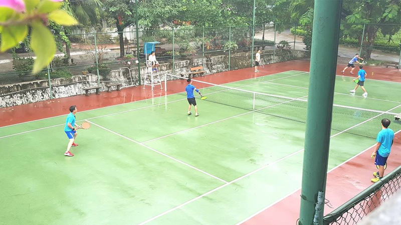 Sân tennis ở V Star Resort Hòa Bình