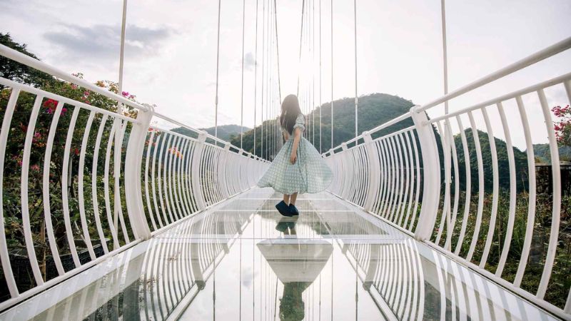 Thả dáng check in trên cầu kính Bạch Long