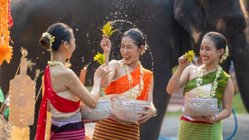 Tham gia lễ hội Songkran tại Phuket