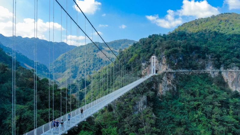 Cầu kính Bạch Long được được Tổ chức Kỷ Lục Guiness Thế giới công nhận là cầu đi bộ đáy kính dài nhất thế giới