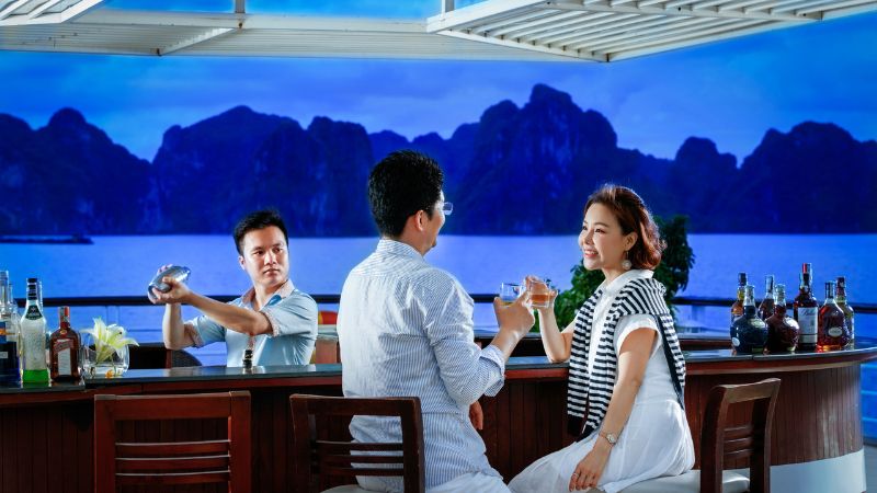Thư giãn tại khu vực sundeck Sky Bar