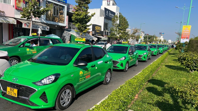 Thuê xe taxi di chuyển tới Mộc Châu Island
