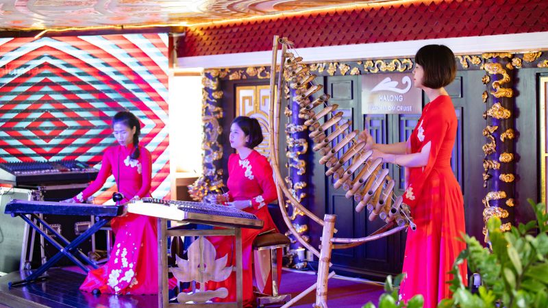 Thưởng thức bản nhạc truyền thống tại du thuyền