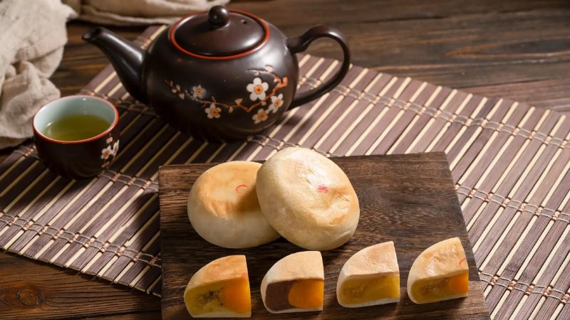 Thưởng thức bánh pía Sóc Trăng