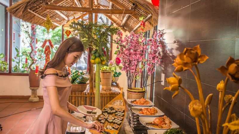 Thưởng thức bữa tiệc buffet phong phú tại Nhà hàng Rồng đỏ