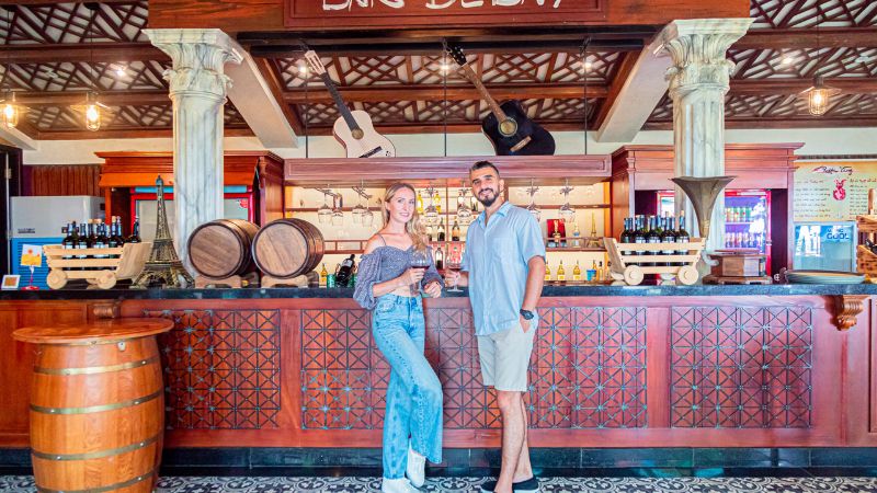 Thưởng thức rượu vang thượng hạng tại hầm rượu Debay