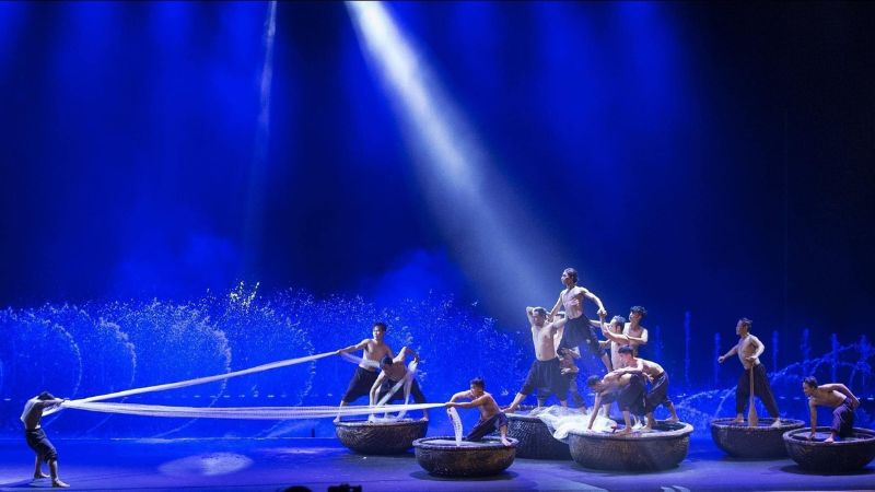 Thưởng thức show diễn duy nhất tại Việt Nam sử dụng cả nhạc cụ truyền thống lẫn công nghệ hiện đại