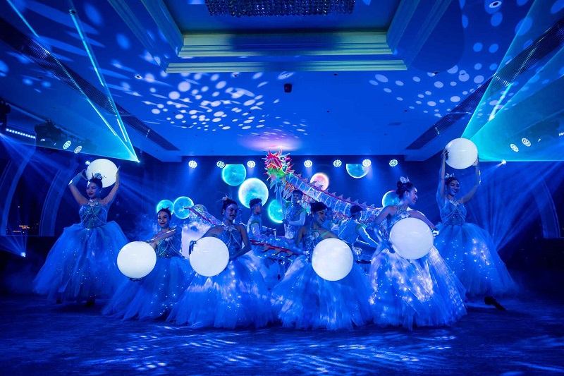 Thưởng thức show diễn hấp dẫn trên du thuyền Hạ Long Paradise Delight