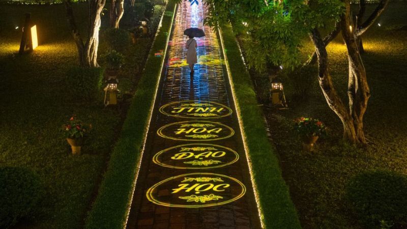 “Tinh hoa đạo học” được chiếu sáng dọc lối đi