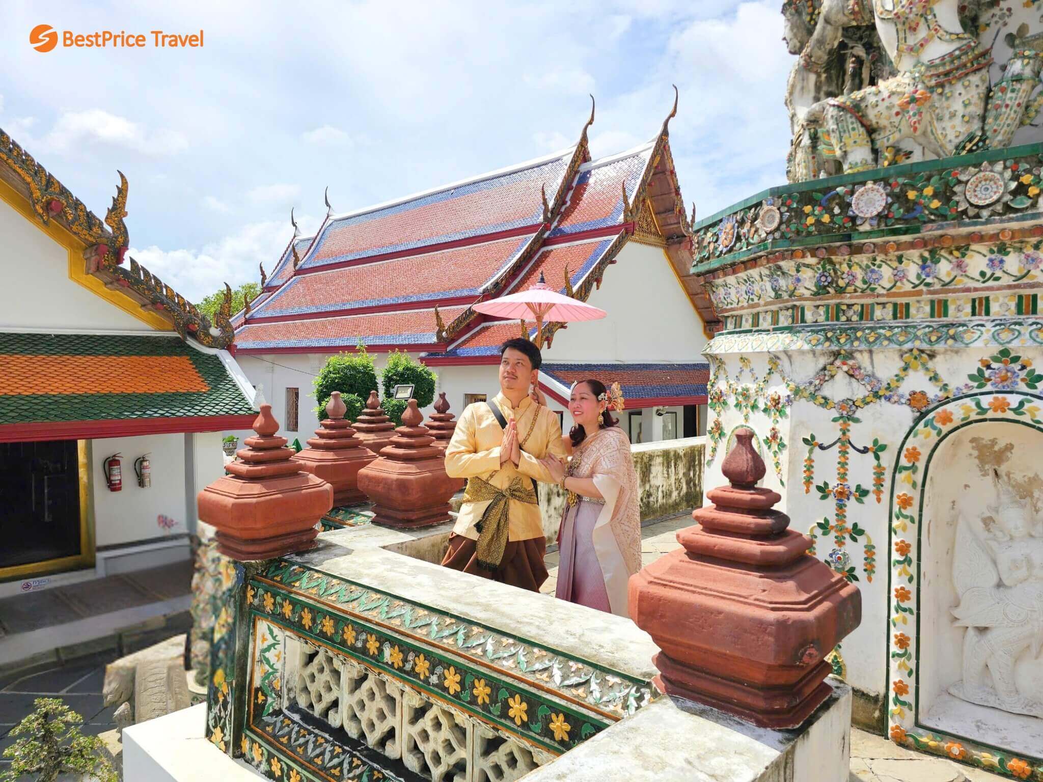 Du khách của BestPrice Travel thuê trang phục truyền thống Thái Lan khi thăm chùa