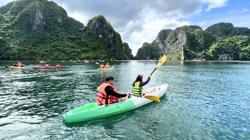 Trải nghiệm chèo kayak trong hành trình tour du thuyền 6 tiếng 
