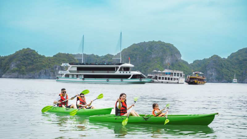 Trải nghiệm chèo thuyền kayak tại vịnh Hạ Long