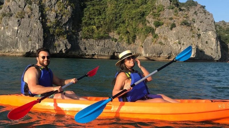 Trải nghiệm chèo thuyền Kayak trên vịnh Lan Hạ
