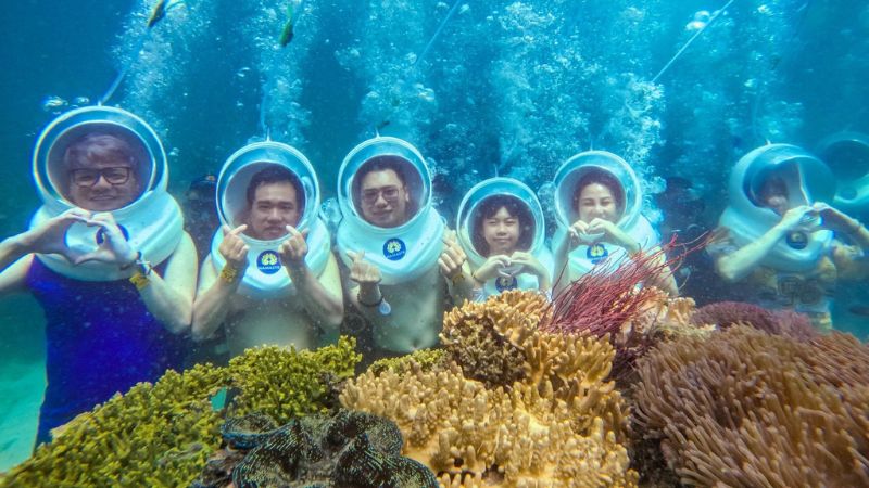 Trải nghiệm đi bộ dưới biển ngắm san hô tuyệt đẹp tại Công viên Namaste