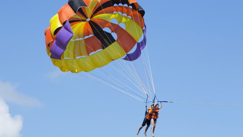 Trải nghiệm dù bay cực đã tại Sparkling Waves