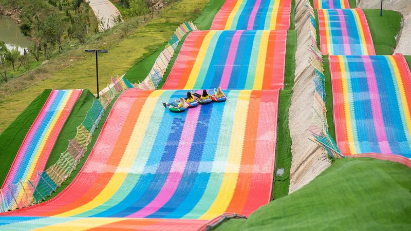 Trải nghiệm đường trượt cầu vồng AirSlide cực vui khi đặt vé tham quan cầu kính Bạch Long