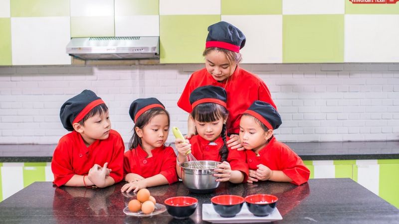 Trở th&agrave;nh bếp trưởng nh&iacute; đ&aacute;ng y&ecirc;u nấu những m&oacute;n ăn hấp dẫn d&agrave;nh tặng bố mẹ