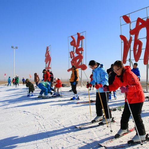 Môn thể thao trượt tuyết được nhiều bạn trẻ yêu thích