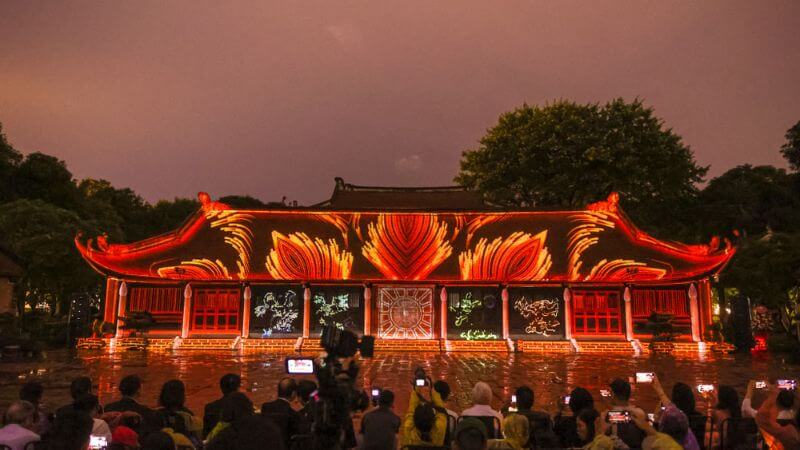 Văn Miếu - Quốc Tử Giám huyền ảo trong tour đêm "Tinh hoa đạo học" (Ảnh: Sưu tầm)