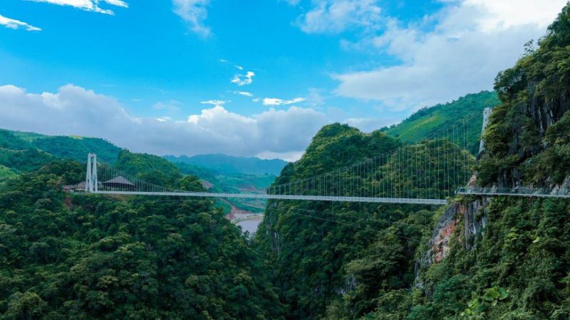 View cầu kính Bạch Long từ xa