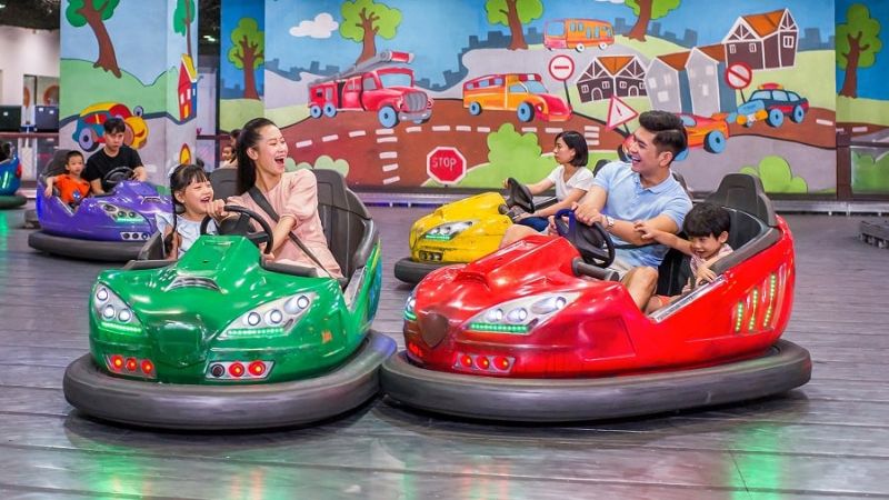 Vui chơi thỏa th&iacute;ch với tr&ograve; &ldquo;Xe điện đụng&rdquo; tại VinKE