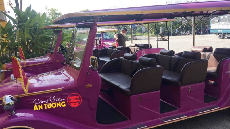 Xe điện công viên Ấn tượng Hội An là phương tiện di chuyển phổ biến