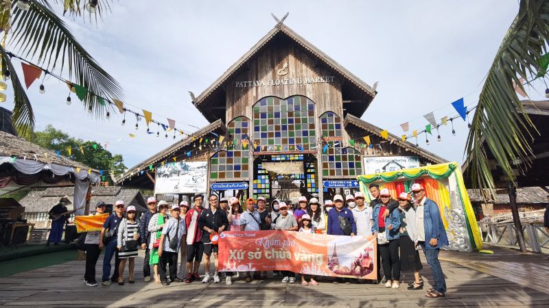 Đoàn khách tour Thái Lan check in chợ nổi 4 miền pattaya