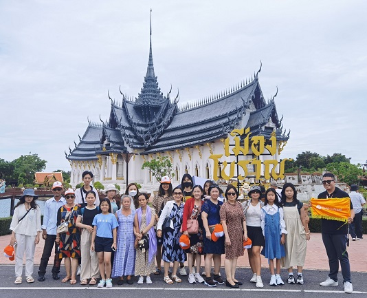 Đoàn khách Thái Lan check in Muang Boran