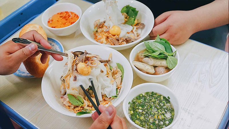 Mua vé máy bay Hà Nội Đà Lạt thưởng thức bánh ướt lòng gà