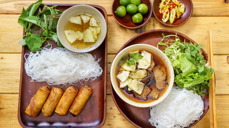 Mua vé máy bay Tuy Hòa đi Hà Nội thưởng thức bún chả Hà Nội