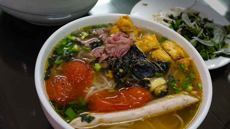 Mua vé máy bay Phú Quốc Hà Nội thưởng thức bún ốc