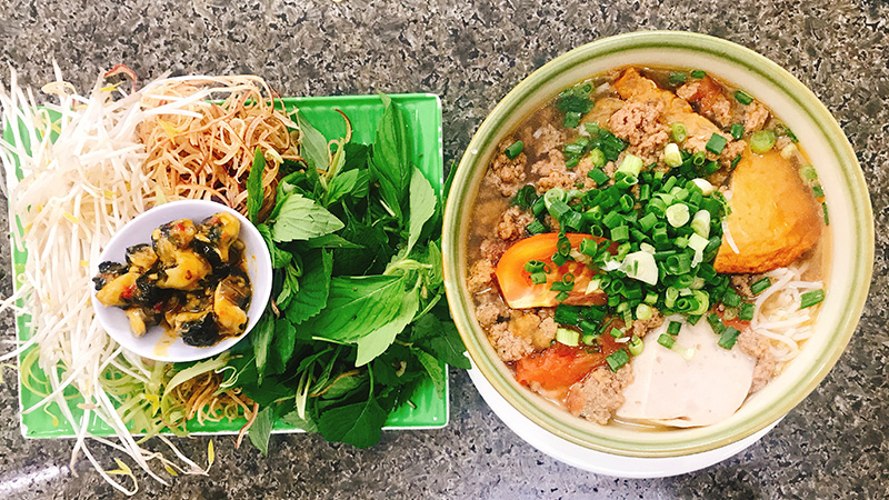 Đặt vé Buôn Ma Thuột đi Hồ Chí Minh ăn bún riêu cua