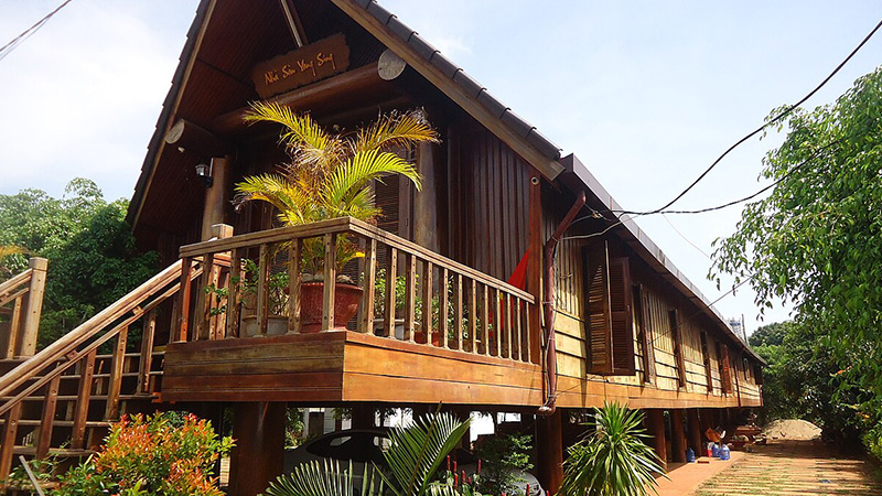 Nhà sàn truyền thống tại Buôn Ako Dhong